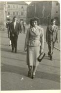1960 Máma Alla Dobkowská, tehdy Zubrycká na Náměstí 1.Máje